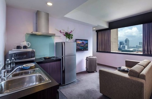 Chinatown Hotel | City Center Premier Club King + Breakfast/Access.