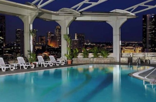 Chinatown Hotel | City Center Premier Club King + Breakfast/Access.