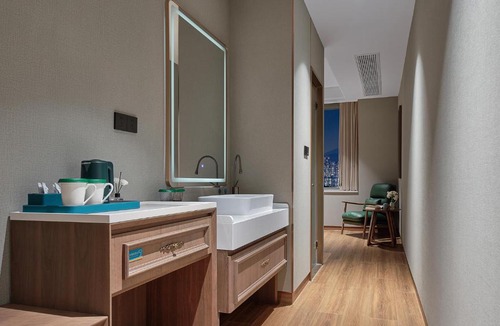 Luohu Hotel | Cloud-Walk Hotel Panoramic High-Rise Cityscape Within 100 Meters of Metro Line 3