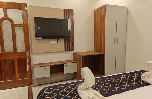 Varanasi Bed & Breakfast | ClubRoyale