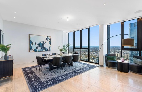 Melbourne Central Business District Apartment | Complete Host Abode318 Apartments