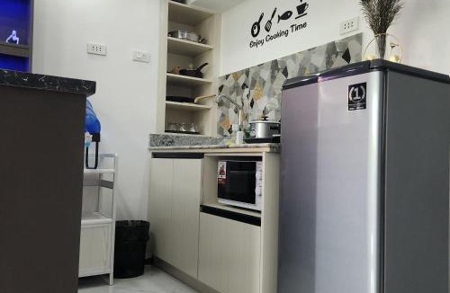 Mactan Export Processing Zone Apartment | Condo Azur Suites B316 near Airport, Netflix, Stylish, Cozy with swimming pool