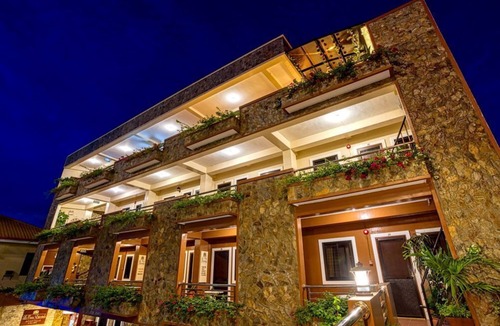 Estancia Apartment | Courtyard Haven: Klibo Escape