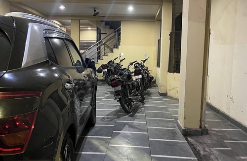Faridabad Apartment | Cozy 1-bedroom apartment in fantastic Faridabad with WiFi, AC and work tabel
