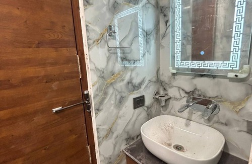 East of Kailash Apartment | Cozy 1-bedroom apartment in excellent New Delhi with AC, WiFi
