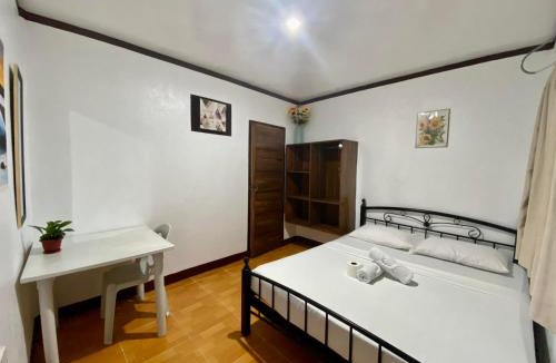 General Luna House | Cozy-Airconditioned Room 3 - May Ann Homestay