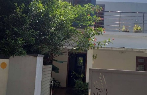 Varkala House | Cozy Glass Villa home. Five minutes walk to the happening Varkala cliff