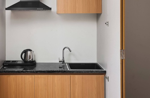 Thousand Lights House | Cozy Hotel Room in heart of the city NR Apollo