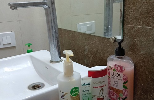 Greater Noida Apartment | Cozy Staycation Gaur City Center Noida
