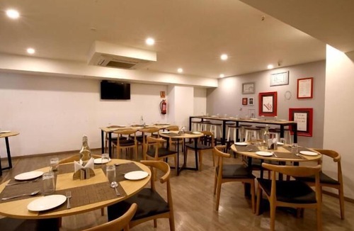Gandhinagar Hotel | CRAYON HOTELS