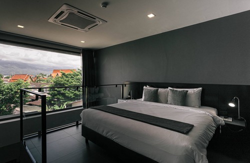 Wua Lai Hotel | CREW Hotel