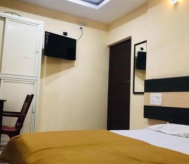 Thrippunithura Hotel | Crown Palace Tourist Home