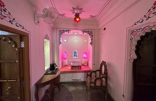 Lake Swaroop Sagar House | Dakshina Haveli Heritage