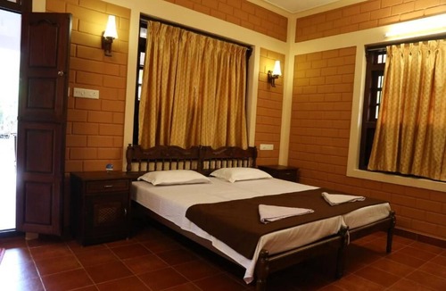 Alappuzha Bed & Breakfast | Dazzle Dew Memories - Deluxe Family Double Room