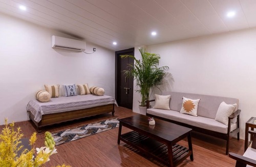 Civil Lines House | Earthen home in Prayagraj, India