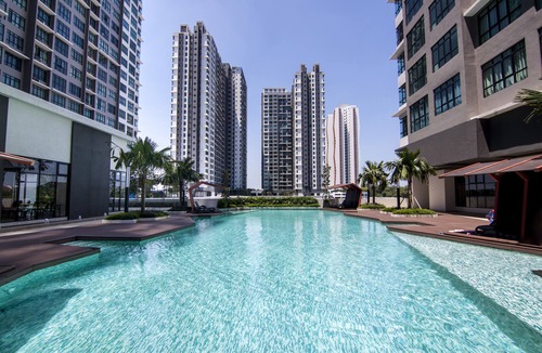 Putrajaya Apartment | El Conezion Penthouse | Top floor | Golf course view | Wi-Fi & Netflix provided