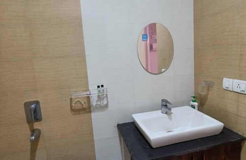 Kolkata Apartment | Elegant Xanadu Studio -Pool, Airport, CC2 Mall