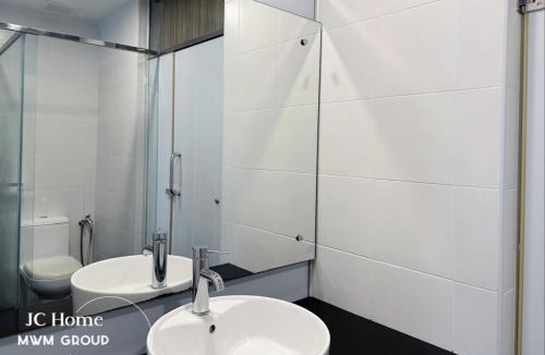 The Strand Apartment | Encorp Strand Bathtub Elegant Design 3pax By MWM
