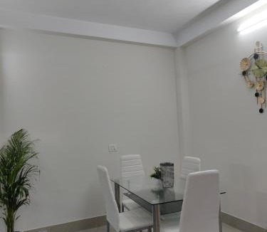 Six Mile House | eVara homEs - home stay