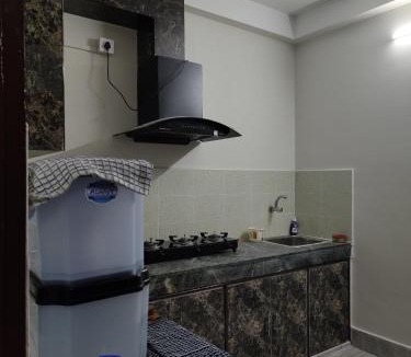 Six Mile House | eVara homEs - home stay