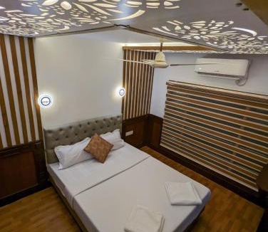 Kumarakom Boat Rental | Grand Villa Houseboat
