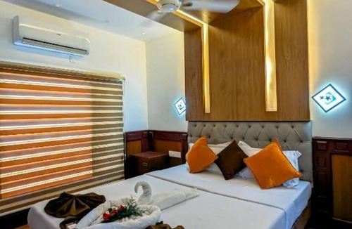 Kumarakom Villa | Grand villa Luxury Houseboat : King Suite with Balconyn