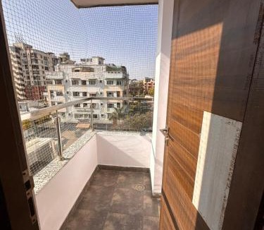 Bani Park Apartment | Hawa Homes Breeze 1 Room with shared kitchen & terrace
