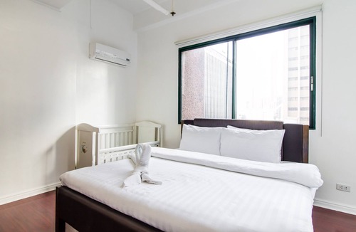 Salcedo Village Apartment | High End Big 2BR Free Parking/Fiber WiFi