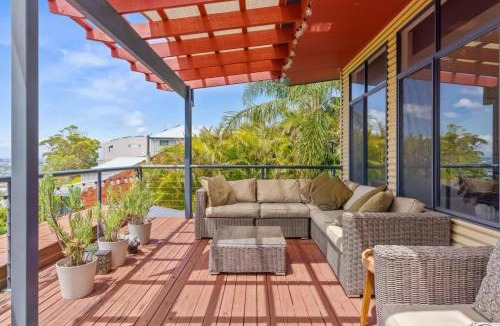 Merewether House | Hilltop Hideaway Merewether Family Escape