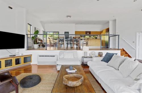 Merewether House | Hilltop Hideaway Merewether Family Escape