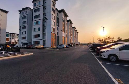 Kampung Gadong Jaya Apartment | Homestay Naufal Bandar Sri Sendayan Ground Floor
