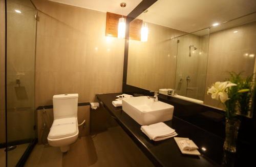 Lake Swaroop Sagar Hotel | Hotel Hilltop Palace