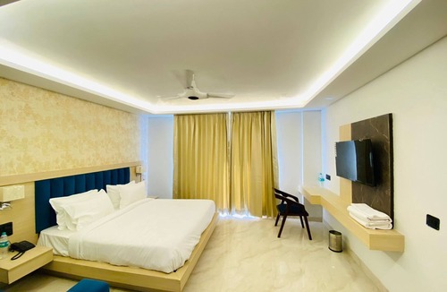Knowledge Park III Hotel | Hotel Holiday Grand Near Expo Mart