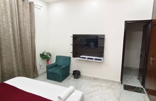 Baraula Hotel | Hotel is very near to Metro station, Mall, Hospital and daily useful market.