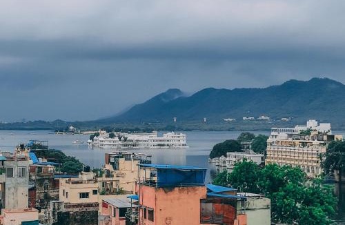 Lake Swaroop Sagar Hostel | Hotel Lake Bridge