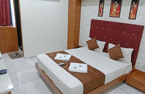 Vadodara House | Hotel Metro AC Room