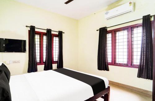 Kumbalam Hotel | Hotel O Nettoor Near Lakeshore Hospital