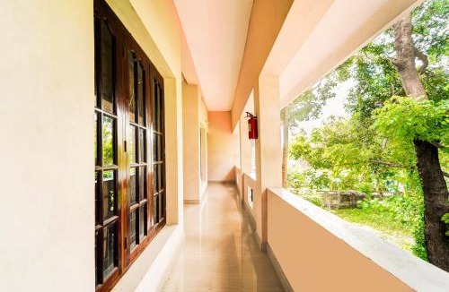 Kumbalam Hotel | Hotel O Nettoor Near Lakeshore Hospital