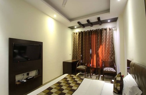 Sarkhej Hotel | Hotel Orange Inn
