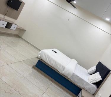 Palsana Hotel | Hotel Radhe Palace