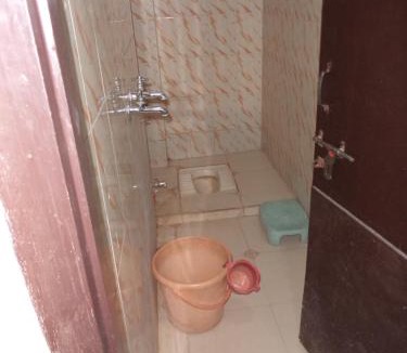 Sindhi Camp Hotel | Hotel Rajhans (Station road)