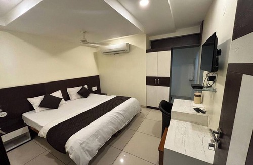 Sindhi Camp Hotel | Hotel Rashika Palace