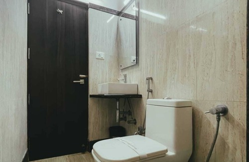 Mahmoorganj Hotel | Hotel SLE Residency