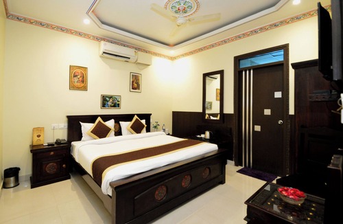 Amer Fort Road Hotel | HOTEL SURYA GARH