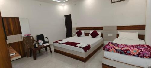 Ayodhya Hotel | Hotel The Ram Krishna Palace Ayodhya Near Dasrath Mahal 500m -Railway Station 800m -Prime Location - Luxury and Spacious Room