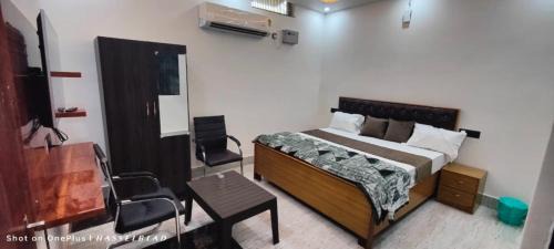 Ayodhya Hotel | Hotel The Ram Krishna Palace Ayodhya Near Dasrath Mahal 500m -Railway Station 800m -Prime Location - Luxury and Spacious Room
