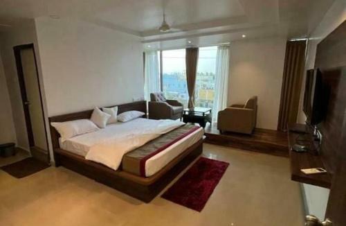 Hanmakonda Hotel | Hotel Vaishnavi Grand