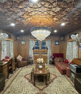 Dal Lake Boat Rental | HOUSEBOAT JAZZ