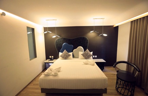 Vallabh Vidhyanagar Hotel | Humming Bird Hotel & Banquet