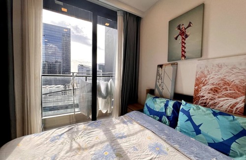 Rama 9 Apartment | Infinity Pool Condo w/Workspace, Gym & Walk to MRT